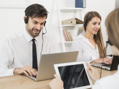 persone-che-lavorano-call-center