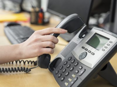 primo-piano-sulla-persona-che-lavora-nel-call-center (1)